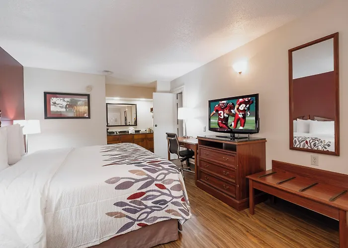 Red Roof Inn & Suites Calhoun