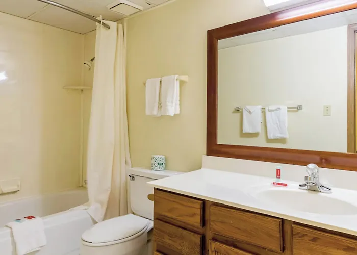 Econo Lodge Inn & Suites Bentonville