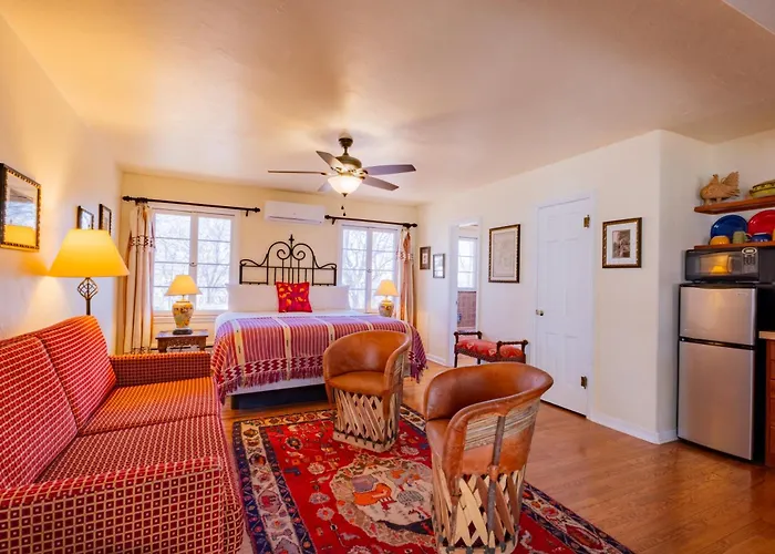 Casa Blanca Inn And Suites
