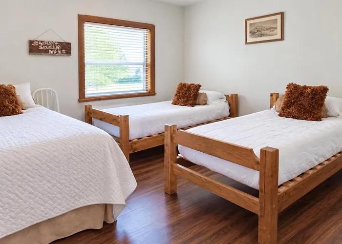 Regal Riverfront Home With 2 Cabins - 2 Miles To Marina