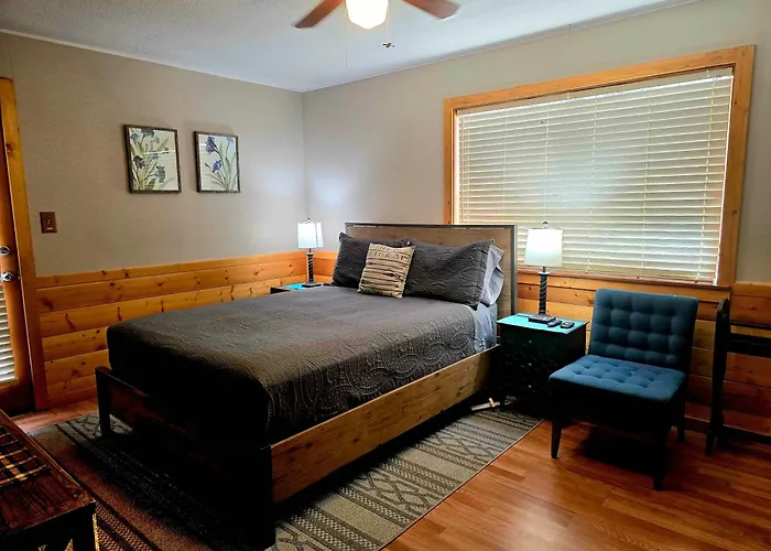 Bear Escapes II Affordable Luxury Cabin