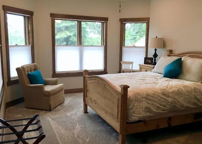 Spacious Lakefront Home 4Br35Ba, Sleeps 12
