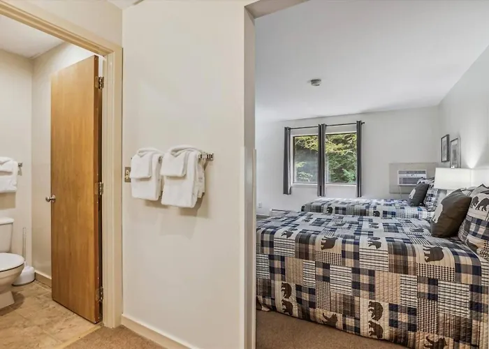 118 Cedarbrook Hotel Room