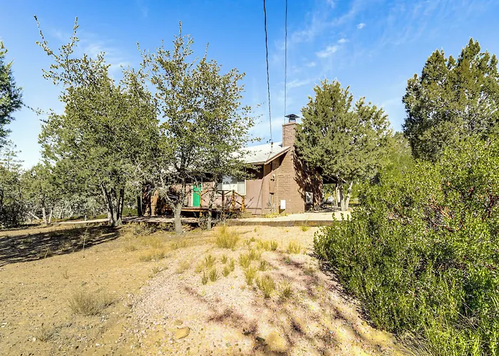 Peaceful Strawberry Cabin: Fire Pit & Hot Tub