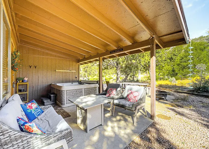Peaceful Strawberry Cabin: Fire Pit & Hot Tub