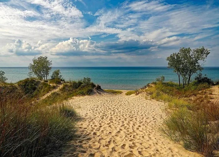 Studio W King Bed Walking Distance To Beach & Shops