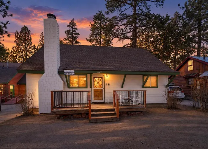 Knotty Hideawa - Foosball, Fireplace, Deck, Fire Pit, Bbq