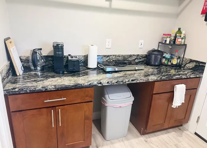Air Conditioned! Paradise Park Brand New 2-Bedroom Suite