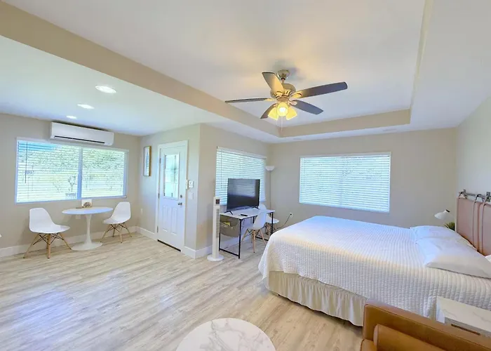 Air Conditioned Studio King Bed Free Laundry