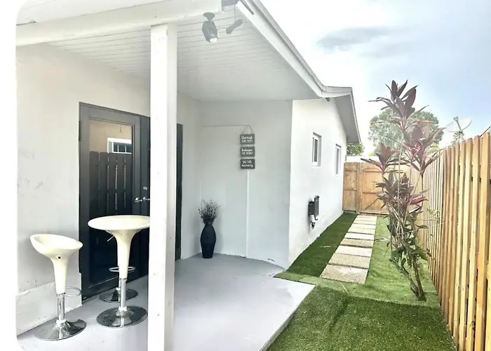 Modern Apartment, Private Entrance, Private Backyard
