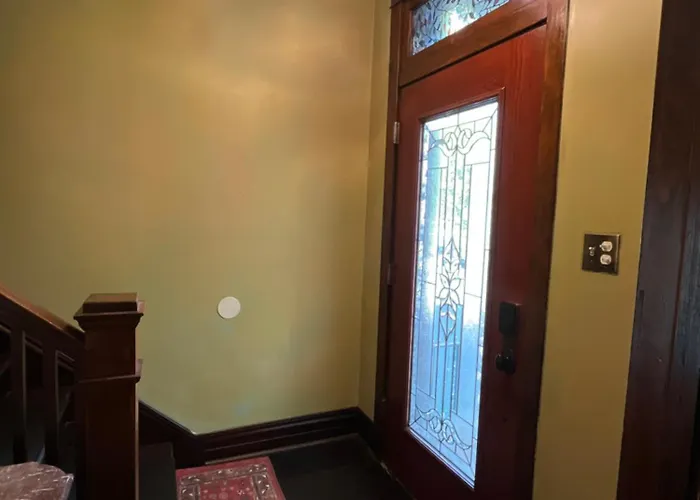 Classic Chicago Upstairs Apt Private Balcony