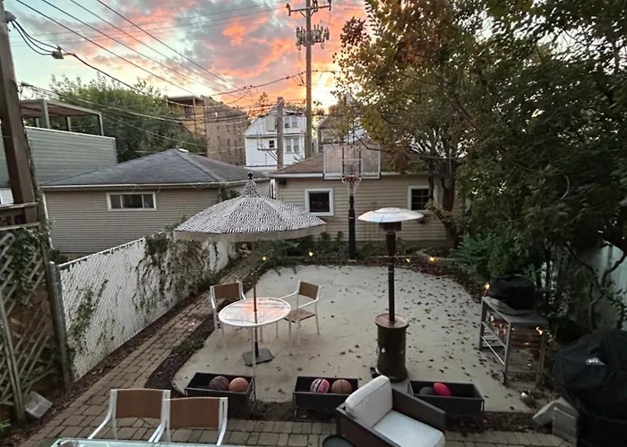 Classic Chicago Upstairs Apt Private Balcony