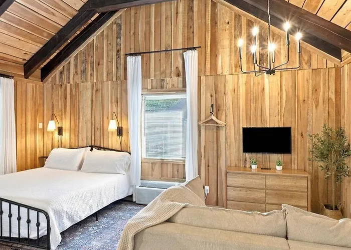Cozy Creekside Cabin Near Waterfalls, Hiking, Fire Pit