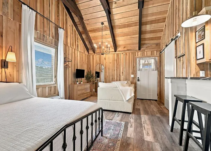 Romantic Creekside Cabin, Fire Pit & Stargazing Cabin 4