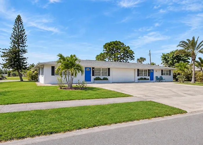 699 Sea Breeze Hideaway- Near Beach-Fenced Doggie Area-Large Driveway