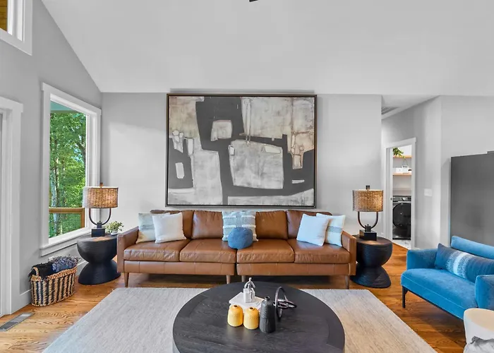 5 Miles To Asheville, Hot Tub, Epic Mountain Views, Fire Pit, Pool Table, 2 Living Rooms, Universal Tesla Ev Connector