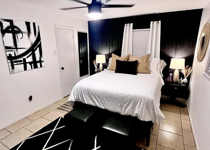 Pristine Full Sized Montrose Apartment Half Block To Menil Museum