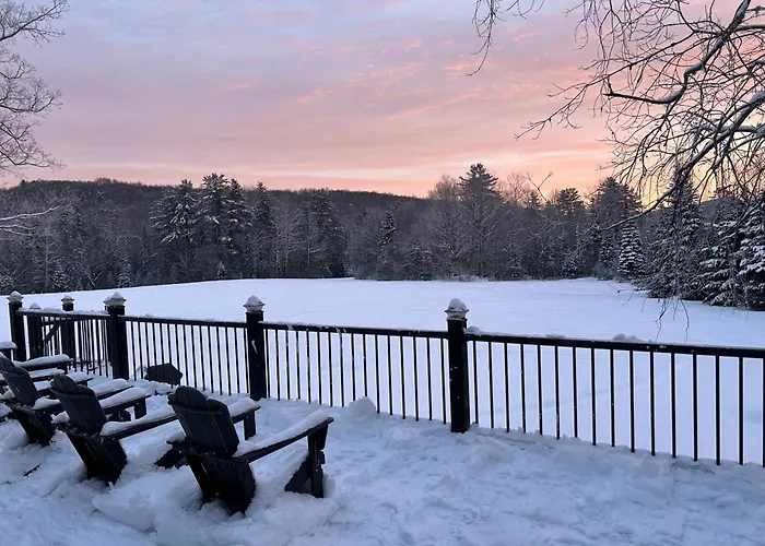 9Fr Renovated Home With Beautiful Views, Large Yard, Dogs Welcome!