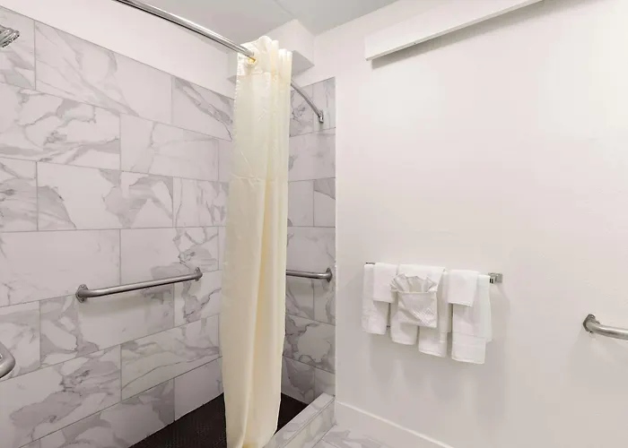 Clarion Pointe Kennesaw Town Center Hotel