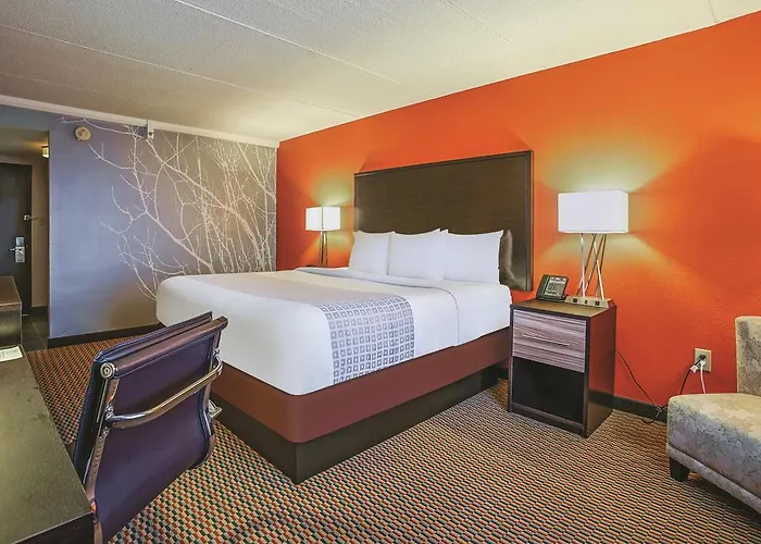 Holiday Inn & Suites Philadelphia-Runnemede/Exit 3-New Jersey Turnpike