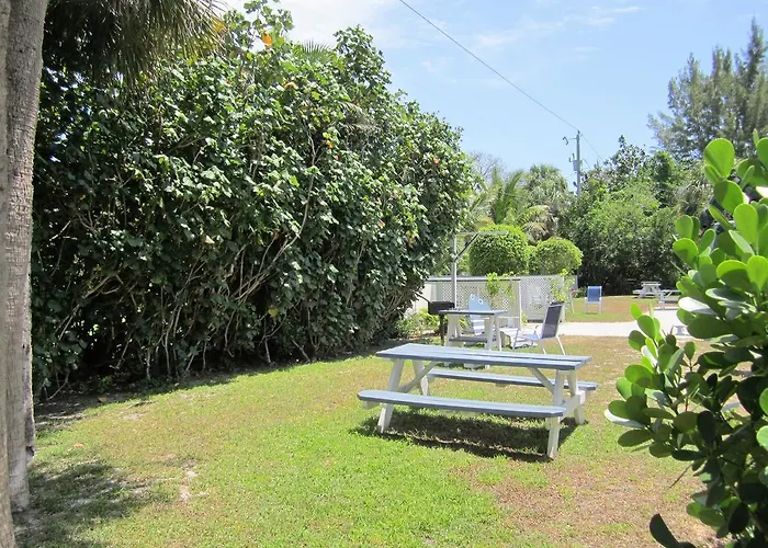 Tropical Winds Beachfront Motel And Cottages