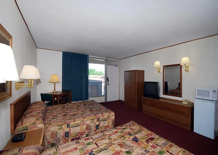 Econo Lodge Wall