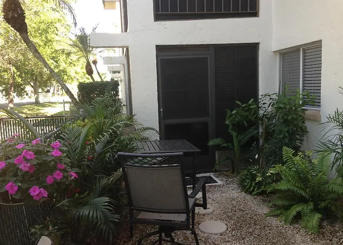 Elegant 1 Bedroom Condo With Swimming Pool Gym Access All Included In Convenient Fort Myers Location Near Golf Courses And Sanibel Island