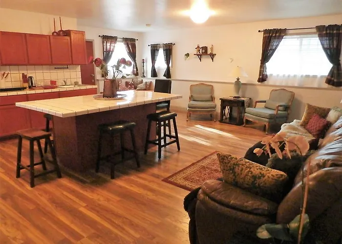 New Charming 2 Bedrooms Unit Close To Everything