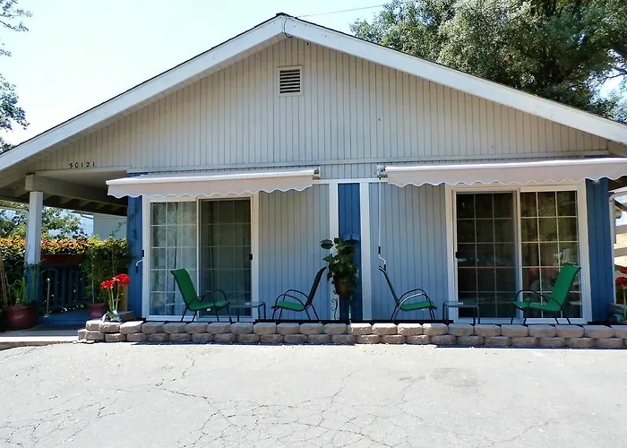 New Charming 2 Bedrooms Unit Close To Everything
