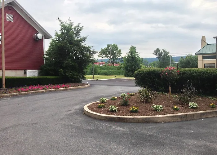 Super 8 By Wyndham State College