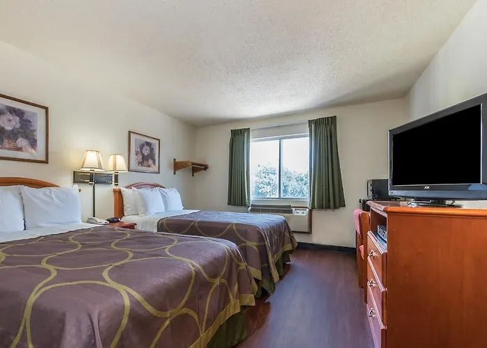 Super 8 By Wyndham Denton