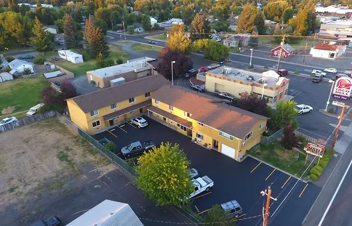 Townhouse Inn & Suites