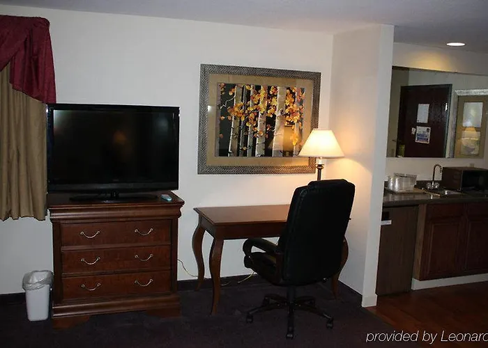 Saratoga Inn & Suites