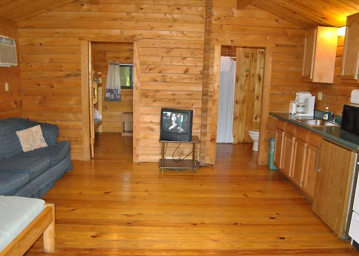 Robin Hill Camping Resort One-Bedroom Cottage 8