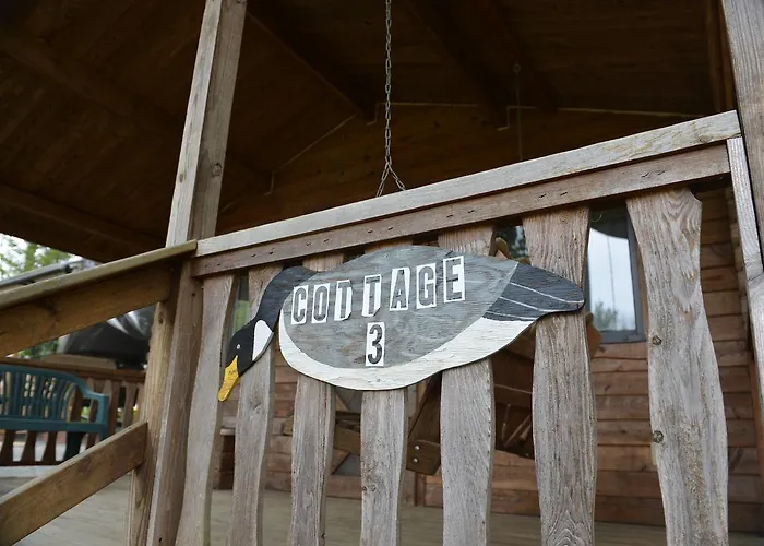 Robin Hill Camping Resort One-Bedroom Cottage 8