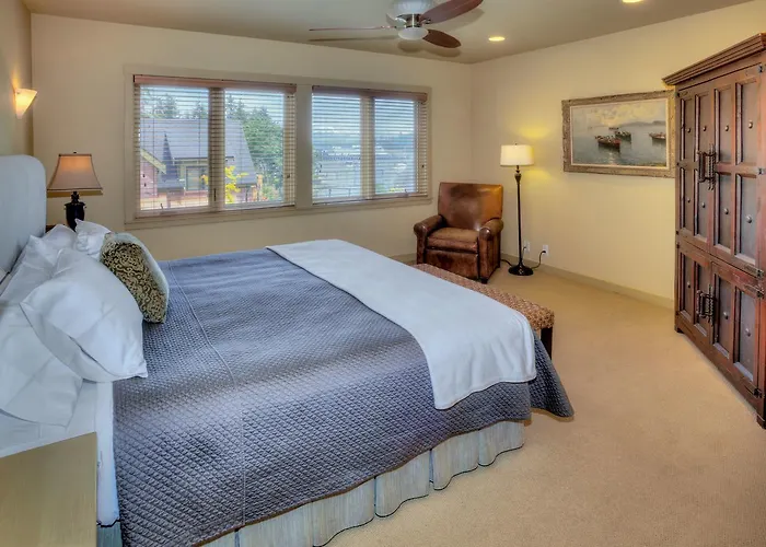 The Eagle Harbor Inn