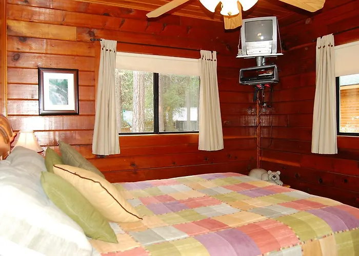 Cubby'S Den At The Redwoods In Yosemite