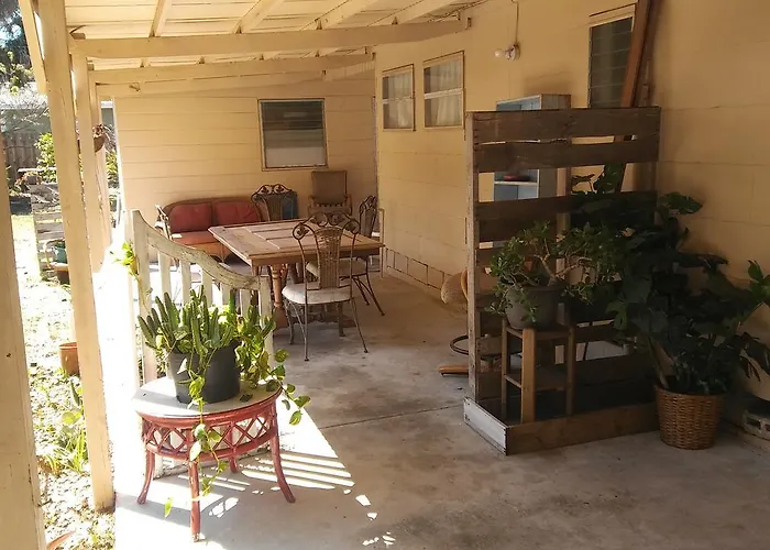1 Beige Cozy Bungalow Or 1 White Cozy Efficiency Cottage In Titusville