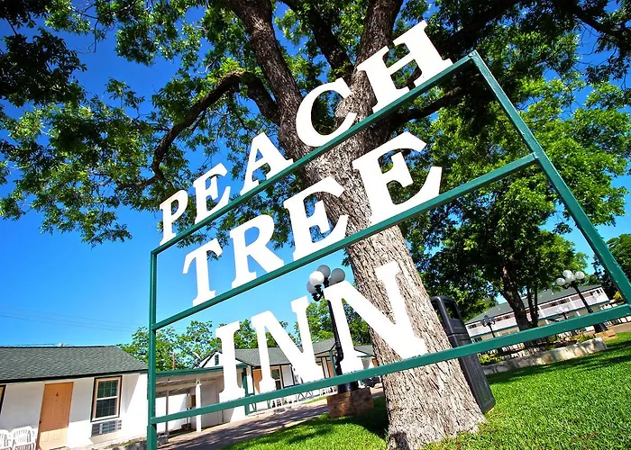Peach Tree Inn & Suites