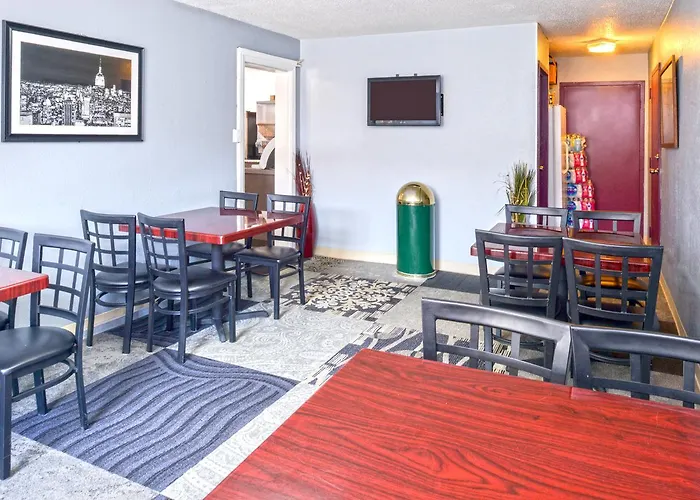 Country Garden & Suites-Benton