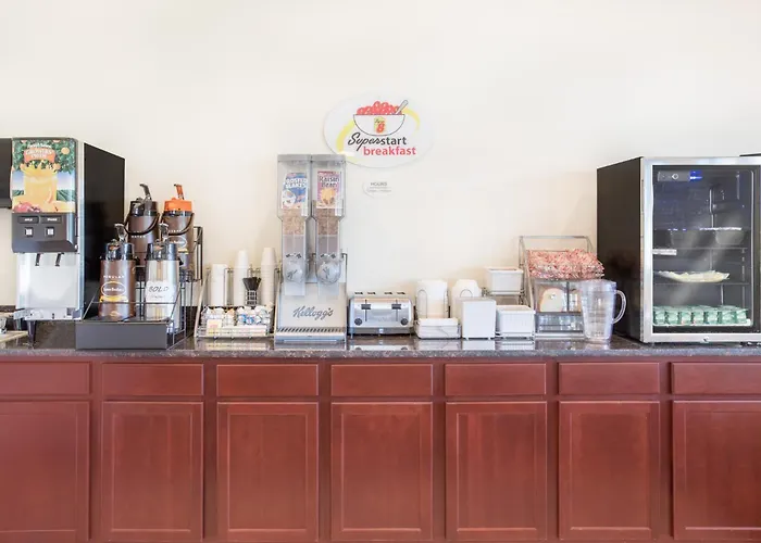 Super 8 By Wyndham Cedar Falls