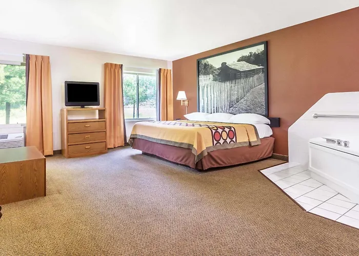 Super 8 By Wyndham Louisa
