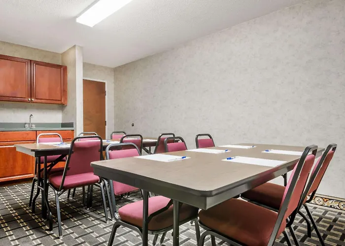 Days Inn By Wyndham Norton