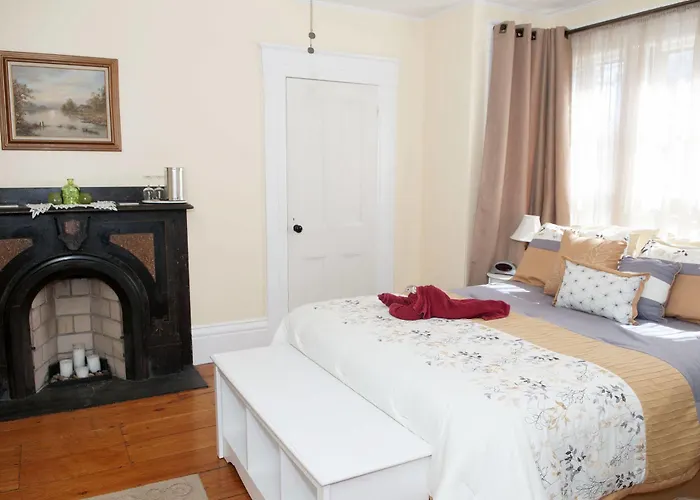 Candlebay Inn