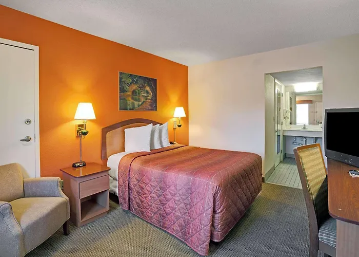 Days Inn By Wyndham Jacksonville South Memorial Hospital