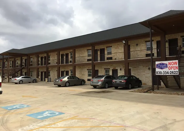 Pearsall Inn And Suites