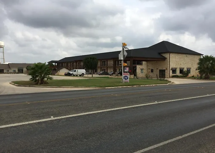 Pearsall Inn And Suites