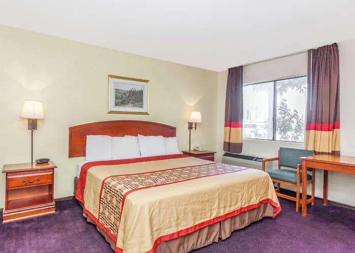 Super 8 By Wyndham Bakersfield/Central