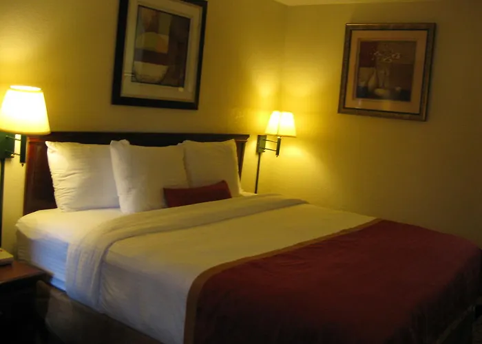 Days Inn By Wyndham Bloomington