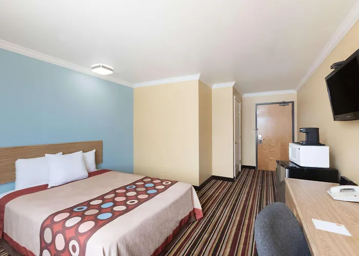 Super 8 By Wyndham Midland